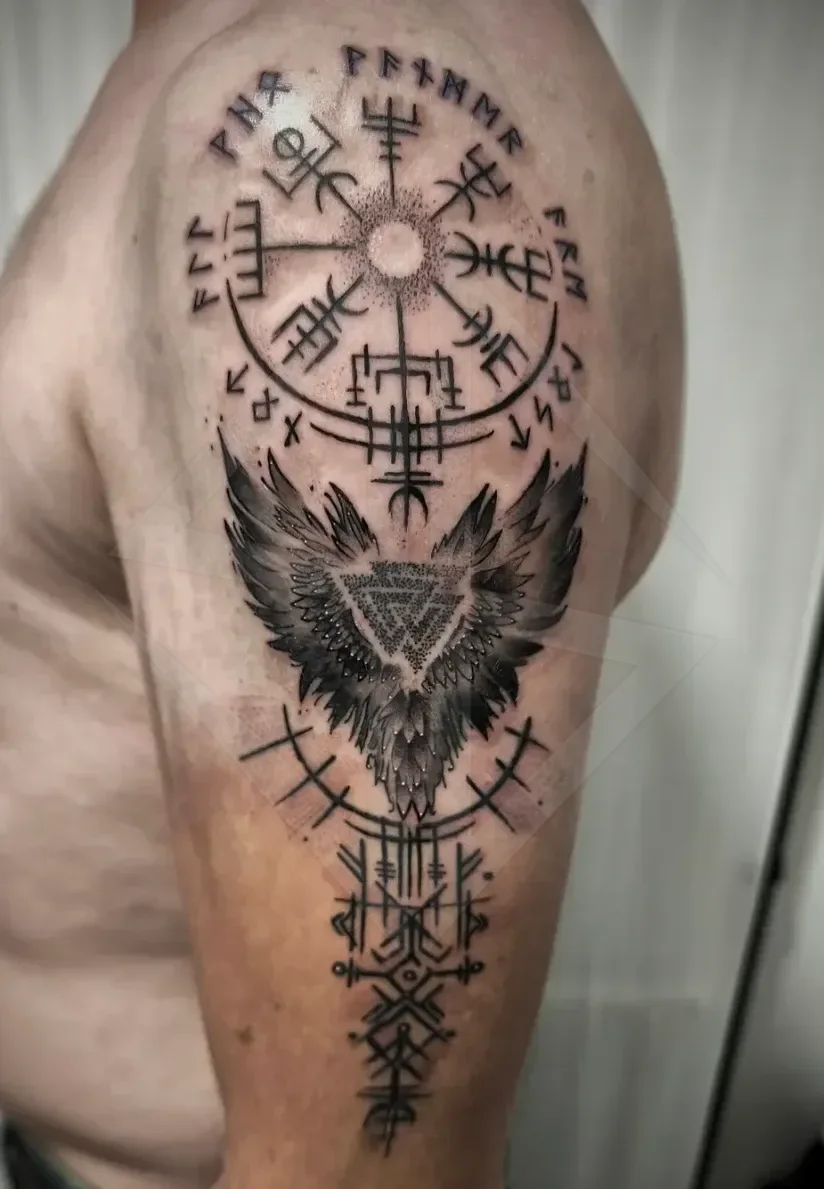 Nordijska tetovaža Vegvísir z runami in krokarjem na rami